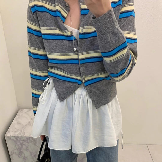 Damen sportliche Strickjacke mit modischem Streifenmuster und verspielten Knöpfen EB