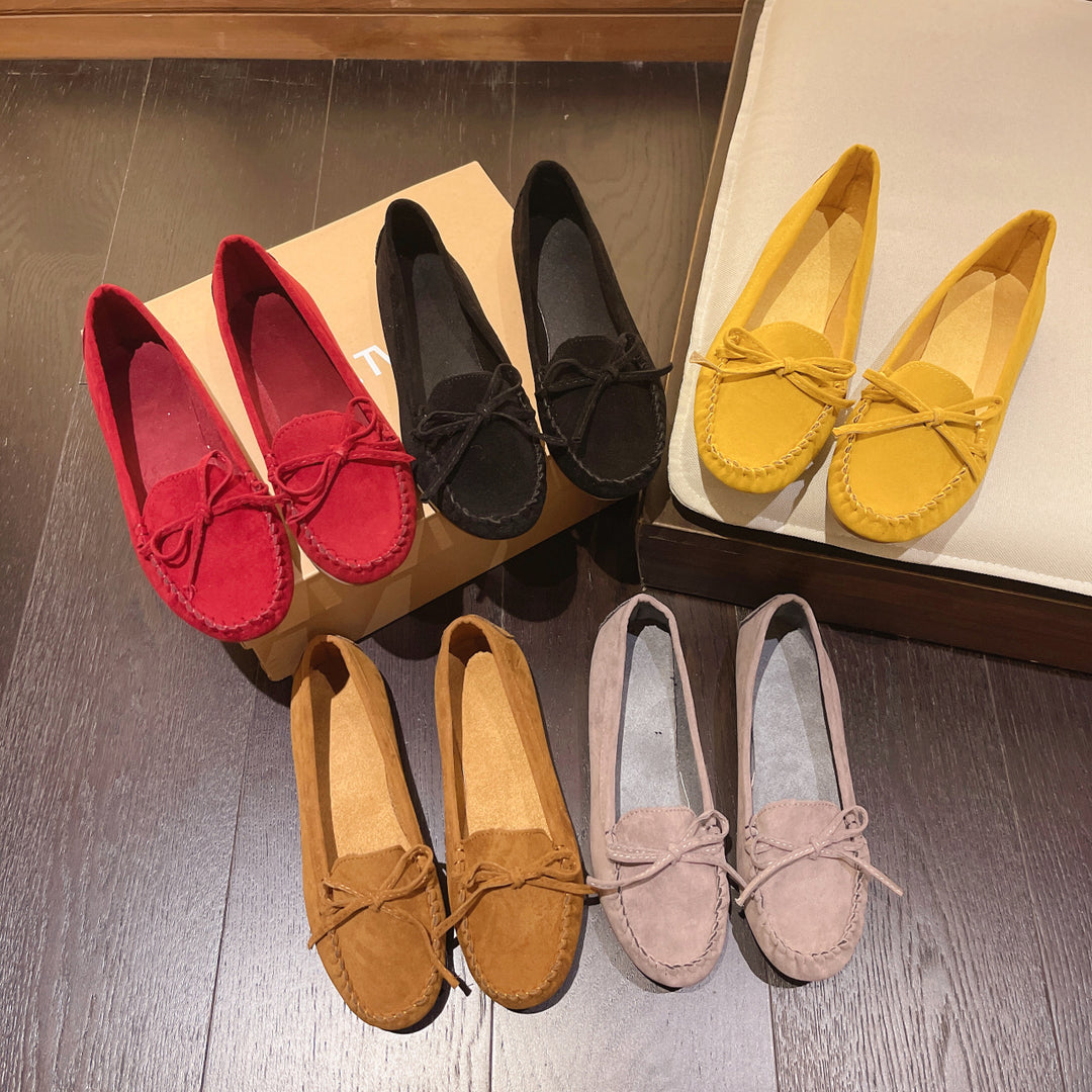 Damen Mokassins aus weichem Veloursleder mit dekorativem Band EB