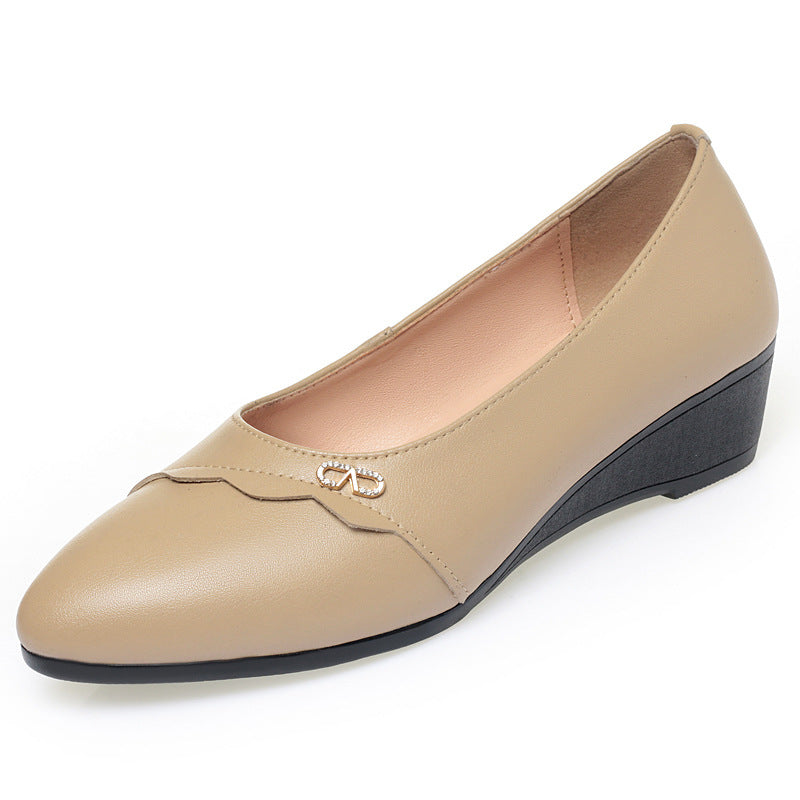 Damen Wedge Pumps mit elegantem Wellenmuster und modischem Schmuckdetail EB