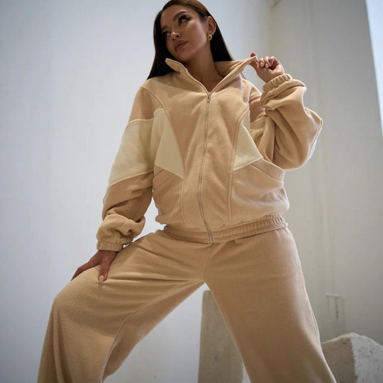 Damen oversized Reißverschluss-Fleecejacke mit Paneel-Details und weiter High-Waist-Loungehose Eichborn Berlin
