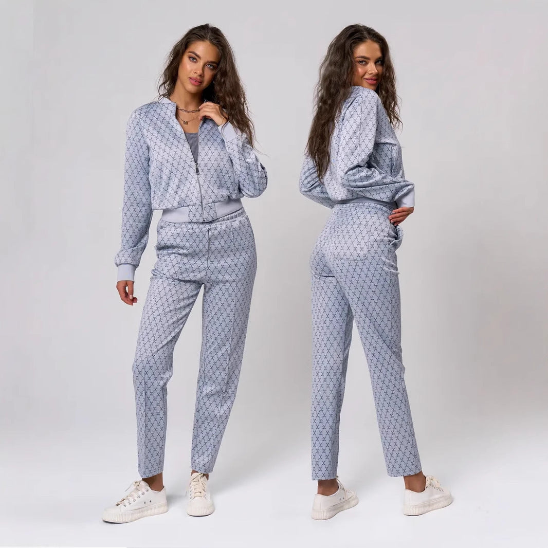 Damen jacquard Lounge-Set mit kurzer Bomberjacke und hochgeschnittener Kordelzug-Hose Eichborn Berlin