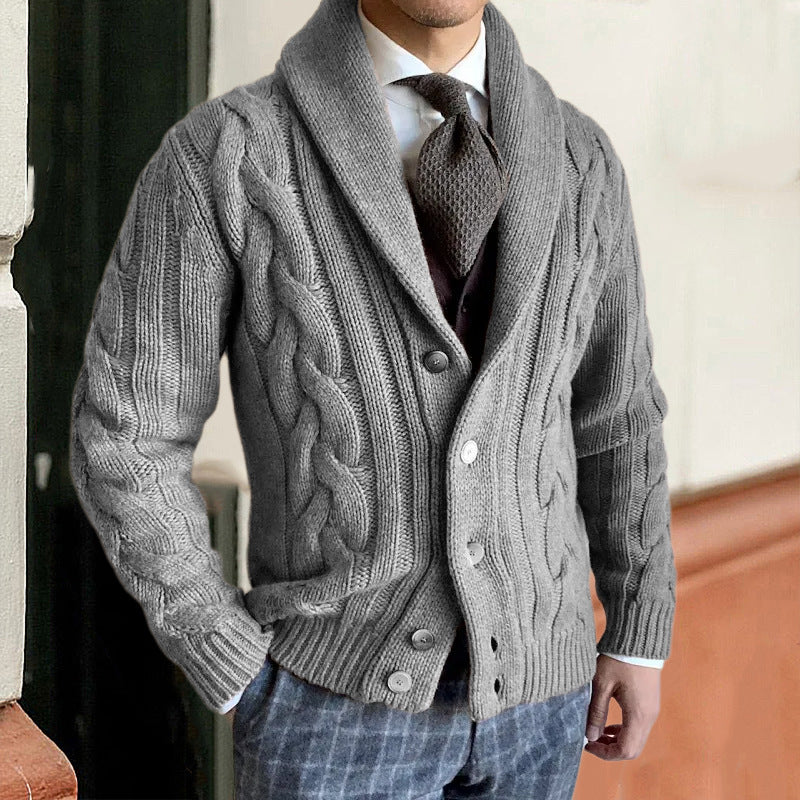 Herren Grobstrickjacke mit elegantem Zopfdesign und modernem Kragen EB