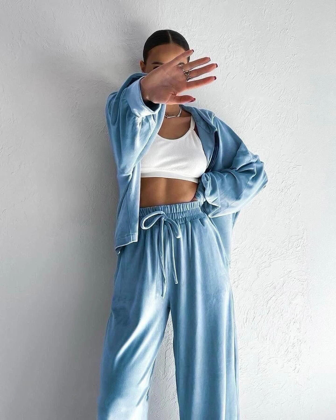 Damen luxuriöses Velours-Lounge-Set mit kurzem Reißverschluss-Hoodie und weitem High-Waist-Hose Eichborn Berlin
