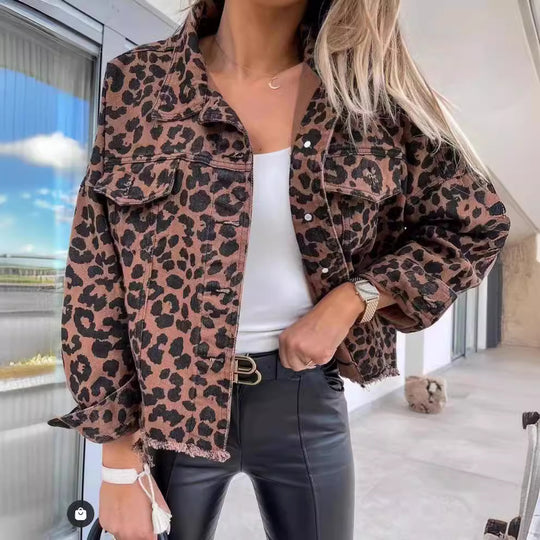 Damen nan kurze Oversize-Jeansjacke mit Leoprint, aufgesetzten Brusttaschen und rohem Saum EB