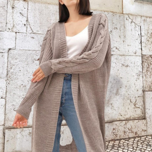 Damen Grobstrickmantel mit eleganten Zopfdetails und lässigem Schnitt EB