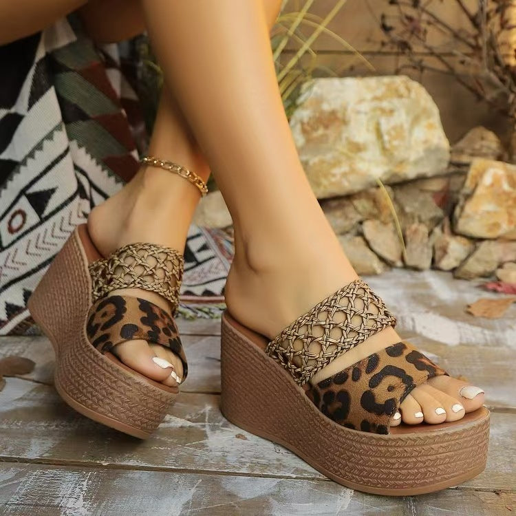 Damen Wedge-Sandaletten mit geflochtenem Design und modischen Leodetails EB