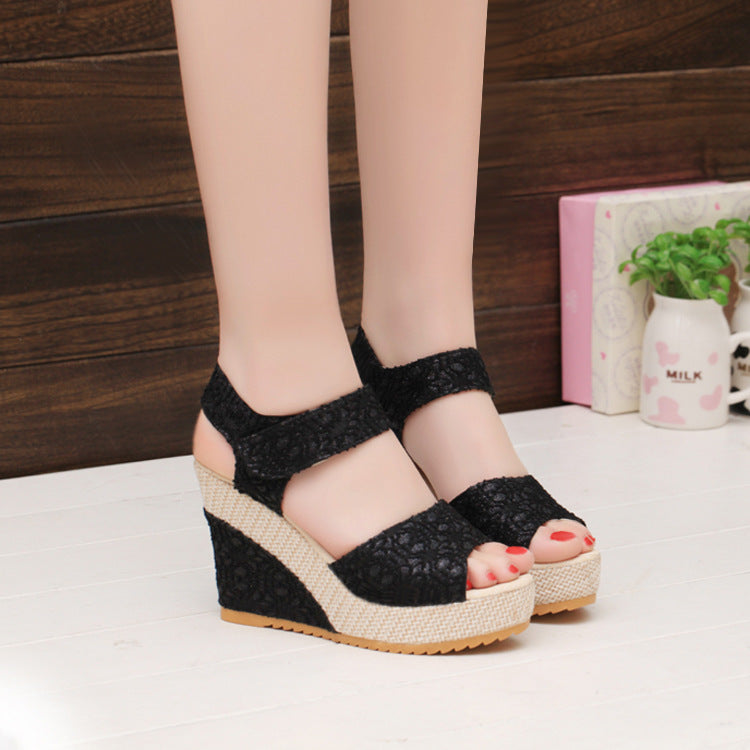 Damen Wedge-Sandalen mit floralem Spitzen-Design und bequemem Fußbett EB