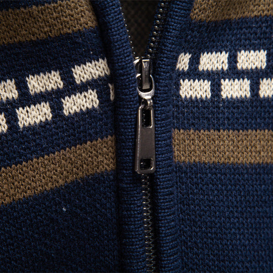 Herren nan Strickjacke mit durchgehendem Reißverschluss, Stehkragen und nordisch-geometrischem Intarsienmuster EB