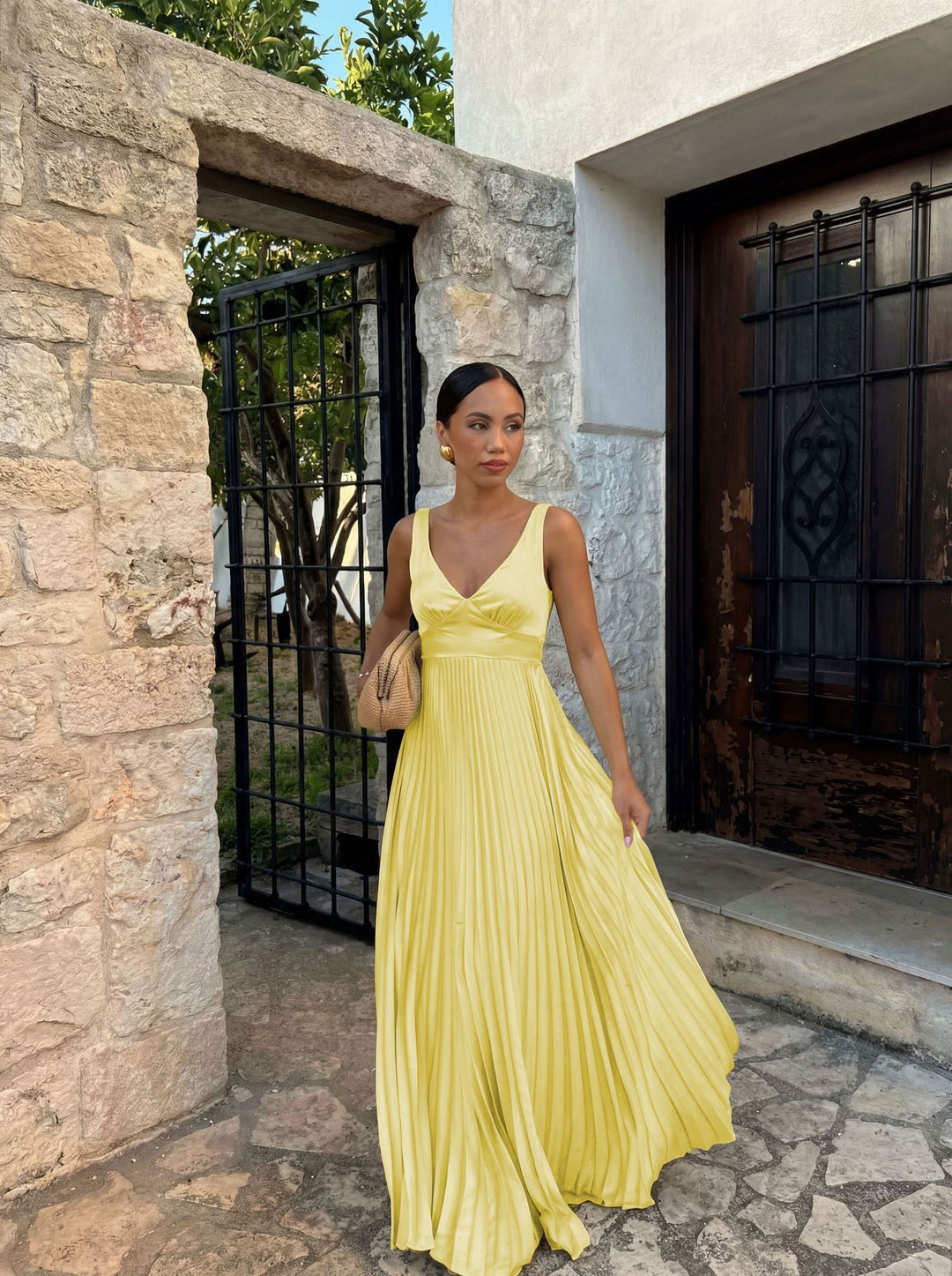 Damen Plisseekleid mit tiefem V-Ausschnitt und eleganter Silhouette EB