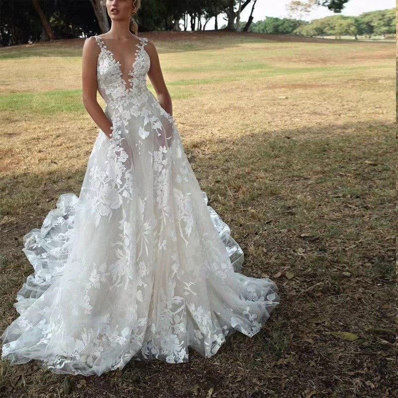 Damen Hochzeitskleid mit aufwendiger Spitze EB
