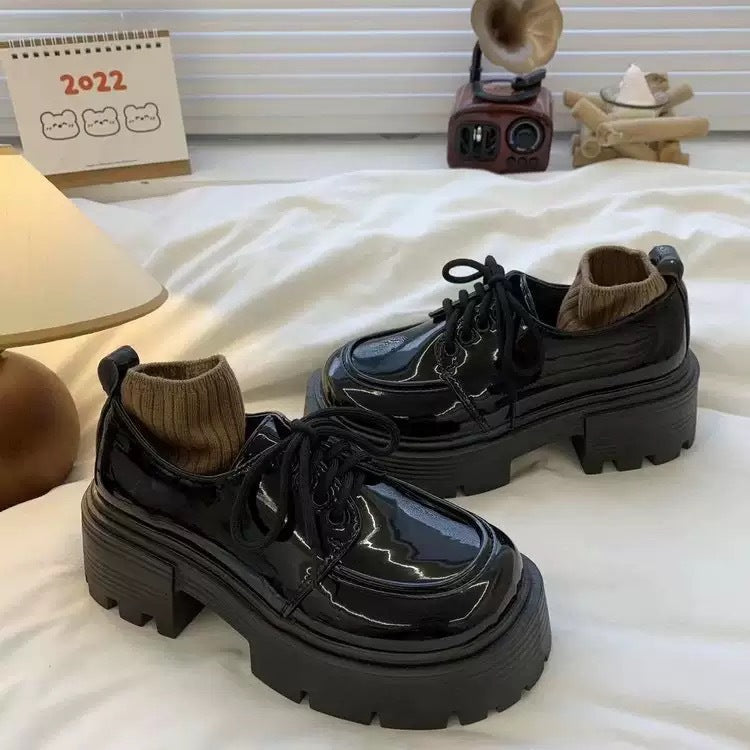 Damen Plateau-Sneaker mit eleganter Lackleder-Optik und kuscheligem Strickkragen EB