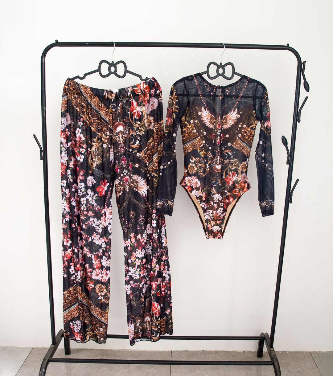 Damen modisches Badeoutfit mit langärmeligen Oberteil und lässigen Pants EB