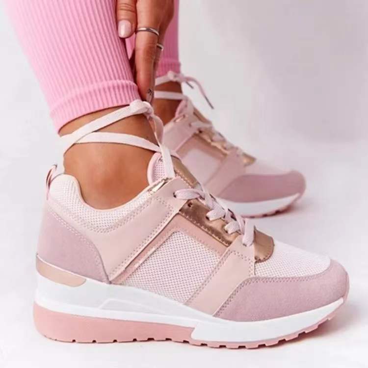 Damen Keil-Sneaker mit perforiertem Obermaterial, gepolstertem Komfortkragen und reflektierenden Metalldetails EB