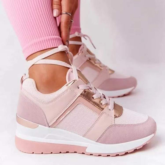 Damen Keil-Sneaker mit perforiertem Obermaterial, gepolstertem Komfortkragen und reflektierenden Metalldetails EB