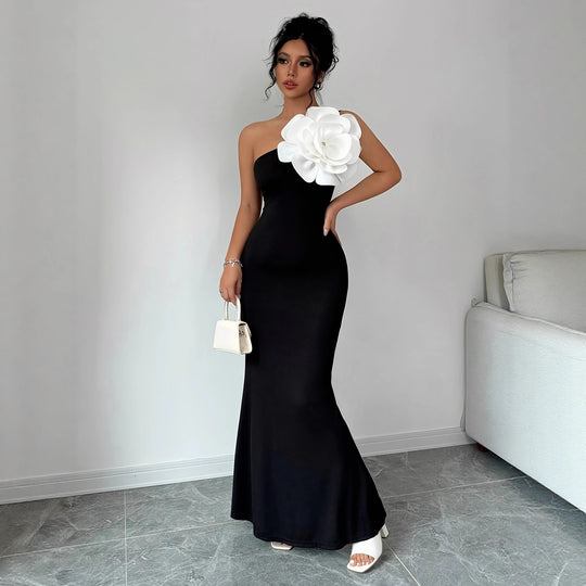 Damen figurbetontes Maxikleid mit asymmetrischem Design und dekorativer Blütenapplikation EB