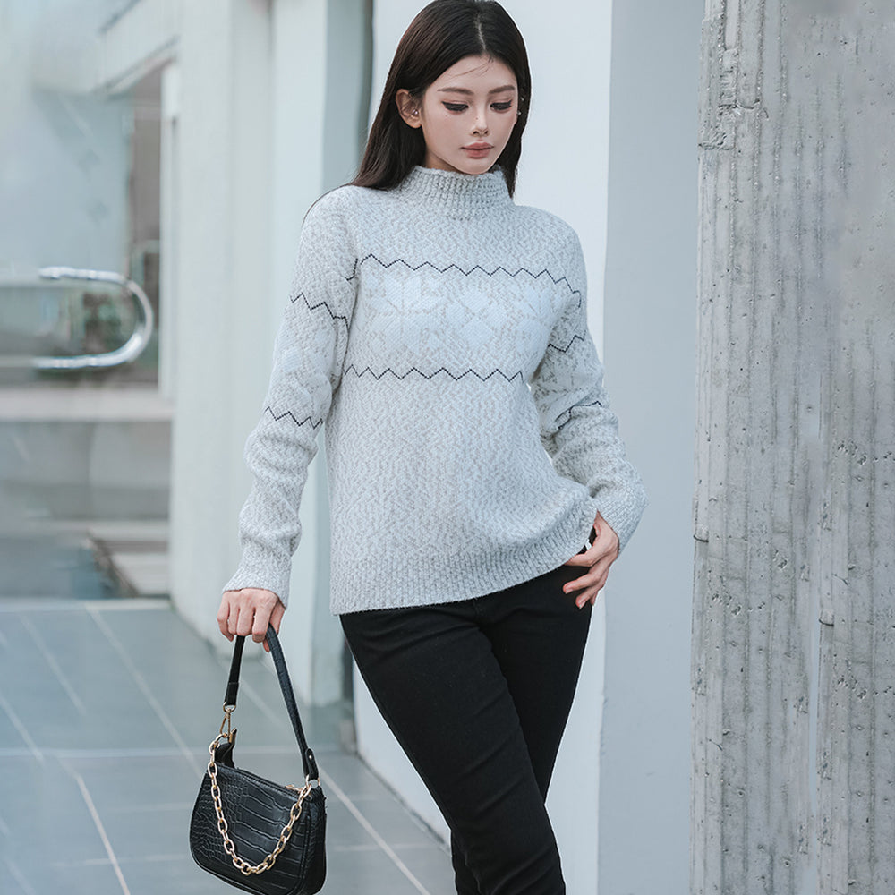 Damen kuscheliger Pullover mit hochgelegtem Kragen und winterlichem Motiv EB