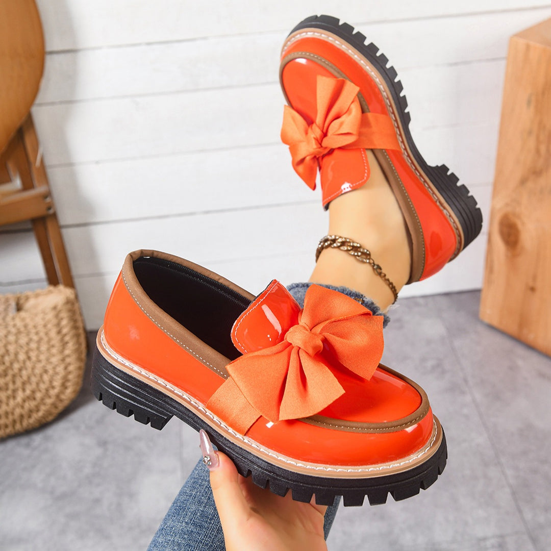 Damen  Lack-Loafer mit großer Zierschleife und profilierter Gummisohle EB