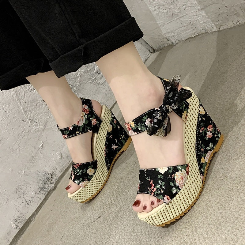 Damen Wedge-Sandalen mit floralem Design und dezentem Riemen EB