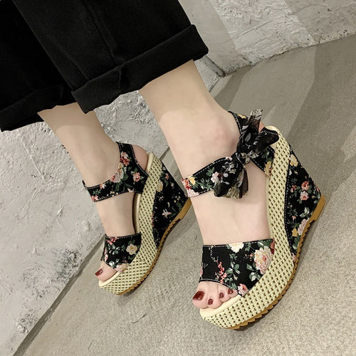 Damen Wedge-Sandalen mit floralem Design und dezentem Riemen EB