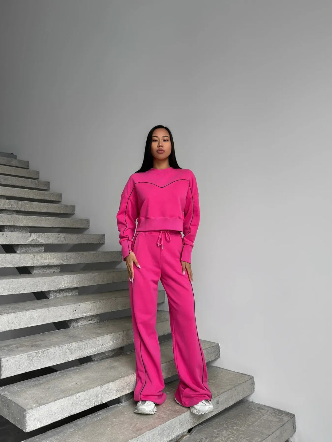 Damen kurzes Oversize-Sweatshirt mit Kordelzug-Jogginghose und Kontrastnähten EB