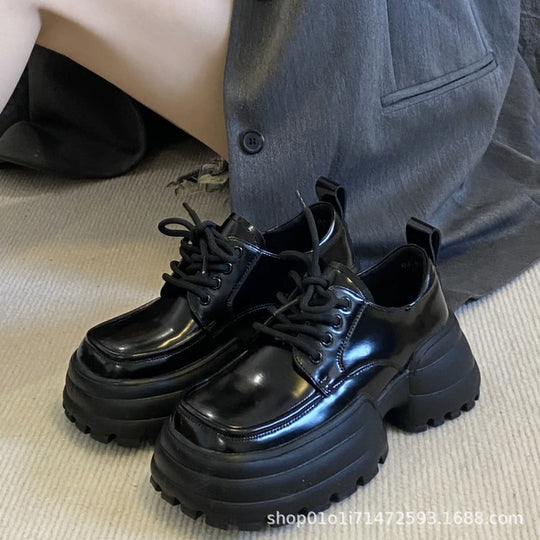 Damen Chunky Schnürschuhe mit robustem Profil und glänzender Oberflächenstruktur EB