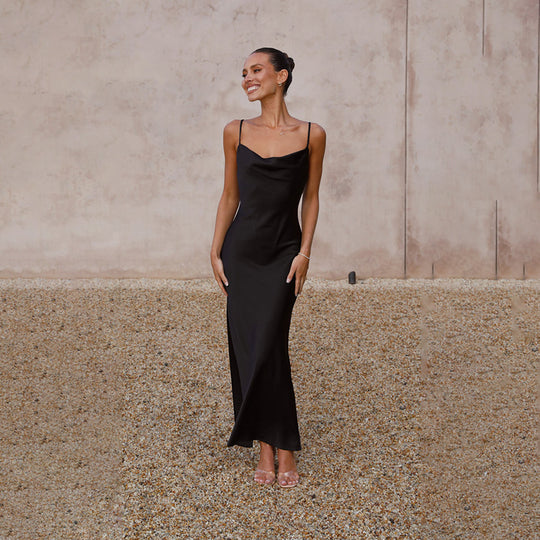 Damen Elegantes, fließendes Maxikleid aus hochwertigem Satin mit Spaghettiträgern EB