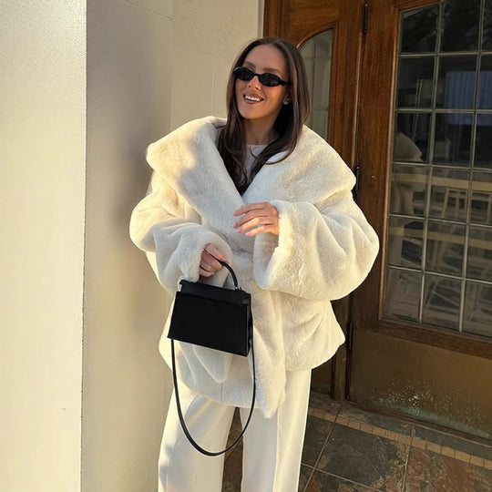Damen Oversized Kuscheljacke mit Gürtel und hohem Kragen EB