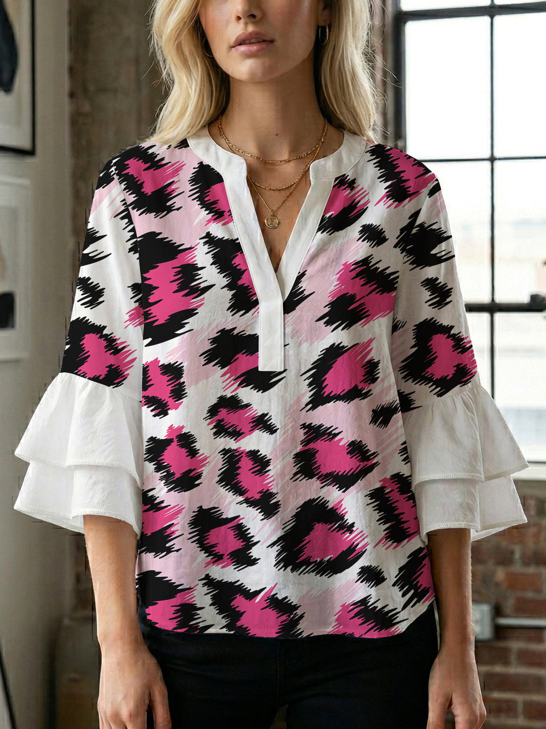 Damen Bluse mit Rüschendetails und auffälligem Animal-Print EB