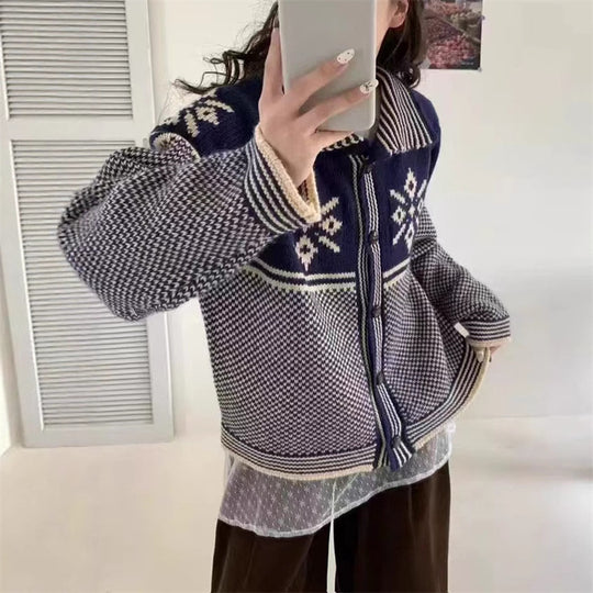 Damen Strickjacke mit festlichem Motiv und praktischen Taschen EB