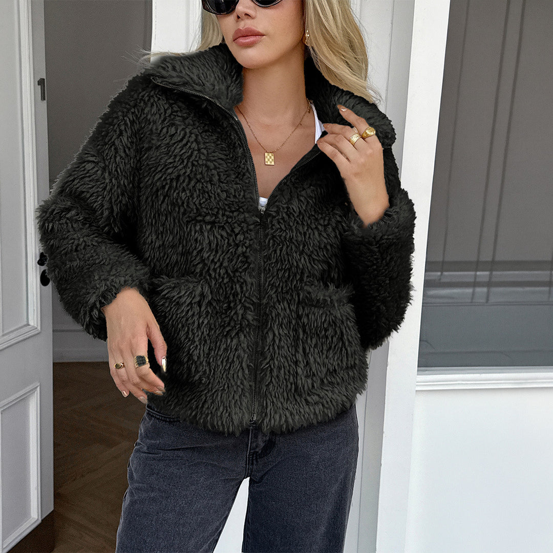 Damen nan Teddyjacke mit Reißverschluss, hochgeschlossenem Kragen, aufgesetzten Taschen und kurzer Passform EB