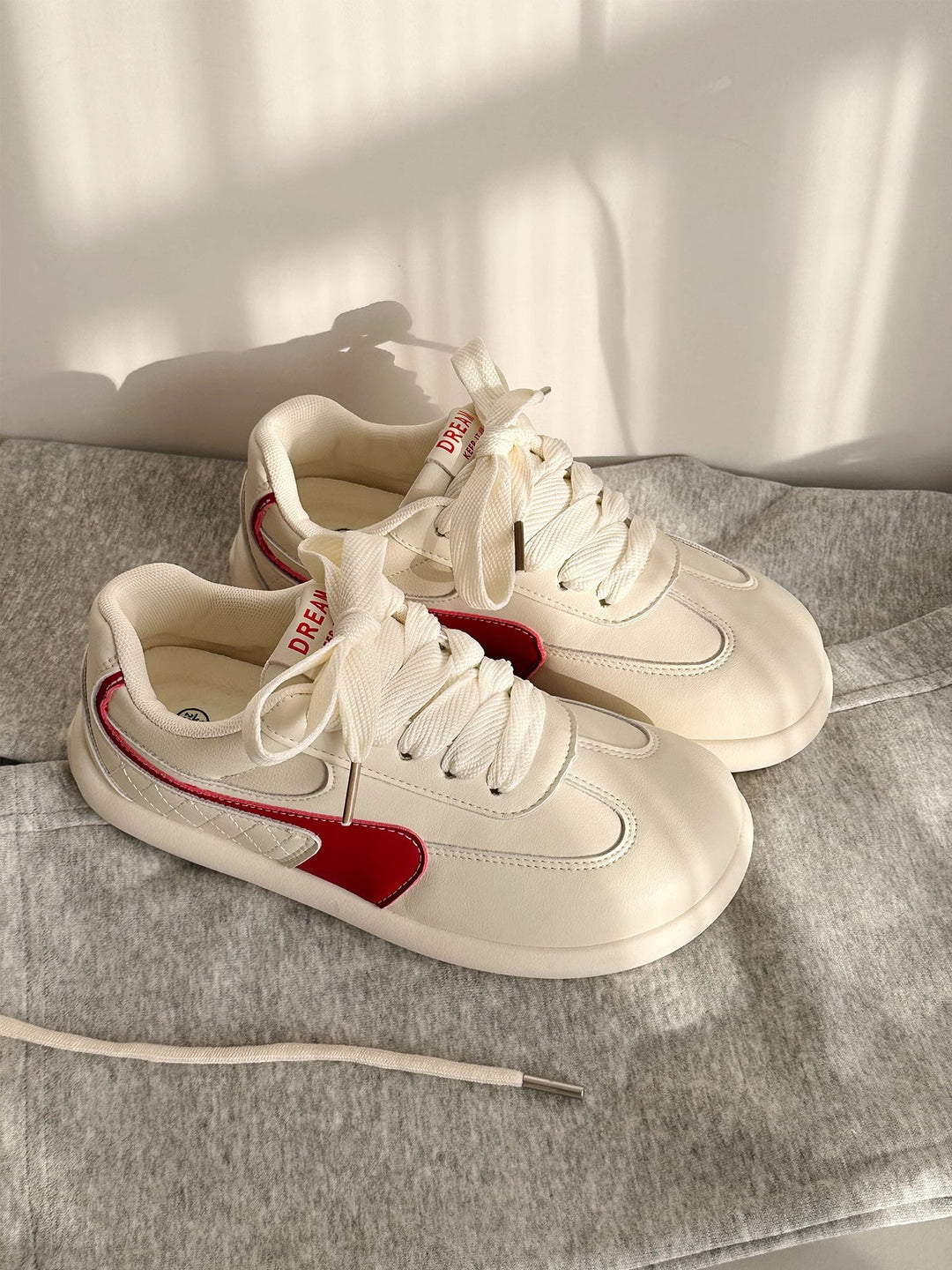 Damen Sportliche Sneaker mit atmungsaktiver Innensohle und modischer Oberflächenstruktur EB