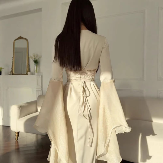 Damen Abendkleid mit Quadrat-Ausschnitt, transparenten Glockenärmeln und drapierter Taillenpartie EB