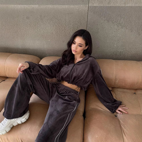Damen dreiteiliges Samt-Lounge-Set mit Bandeau-Top, Kapuzen-Zipjacke und weiter High-Waist Palazzo-Hose Eichborn Berlin