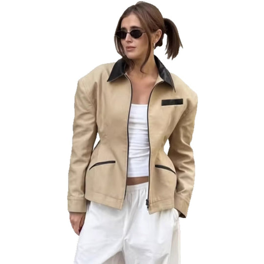 Damen Designer Steppjacke mit aufregendem Kontrastkragen und minimalistischen Taschen EB
