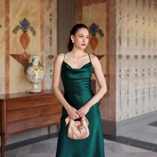 Damen Glänzendes Satin Minikleid mit Spaghettiträgern und elegantem V-Ausschnitt EB