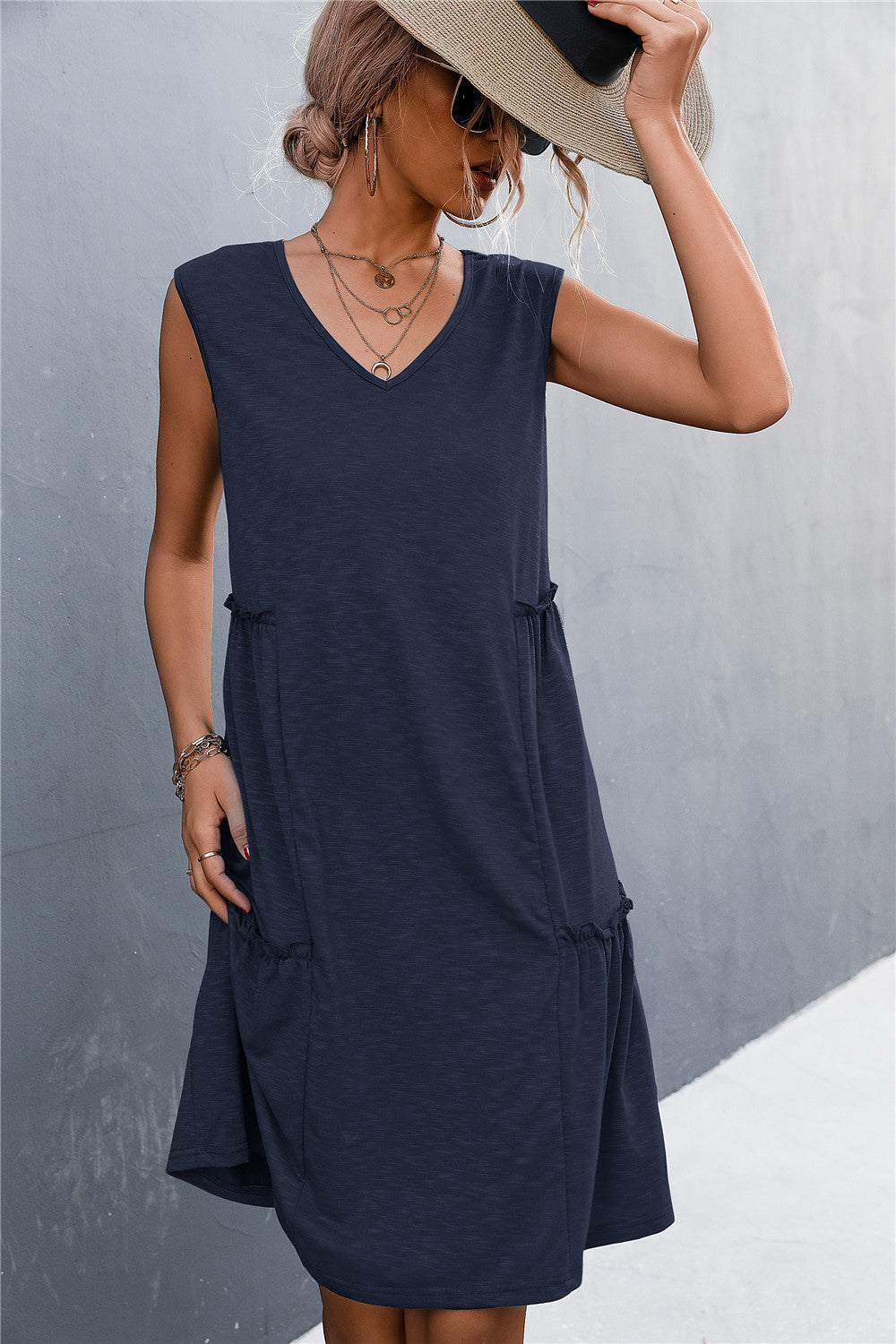 Damen Freizeitdress mit lockerem V-Ausschnitt und Rüschenkanten EB