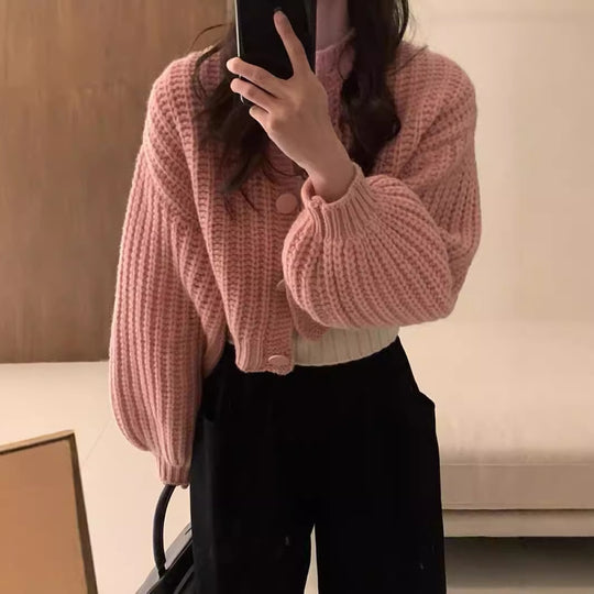 Damen Grobstrickjacke mit voluminösen Ärmeln und Knopfdetails EB