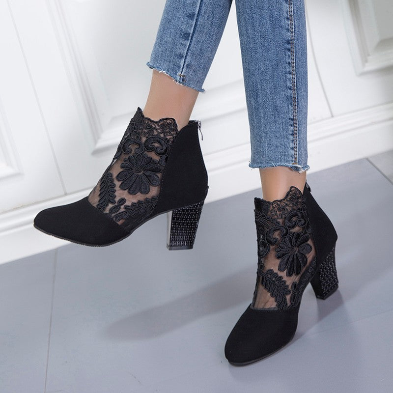 Damen Elegante und modische Ankle Boots mit floralen Spitzeinsatz und glitzerndem Absatz EB
