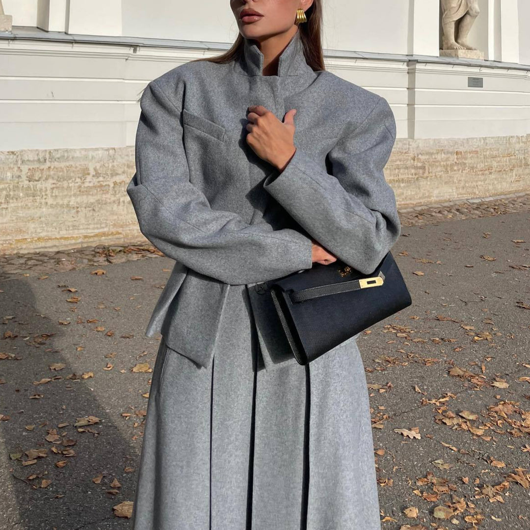 Damen elegantes und modernes Anzugset mit tailliertem Blazer und schwingendem Rock EB