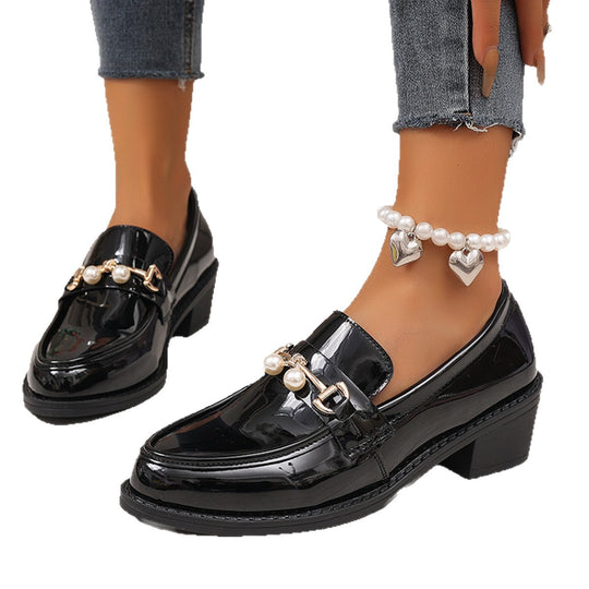 Damen Klassische Lackleder-Pumps mit Perlenschließe EB