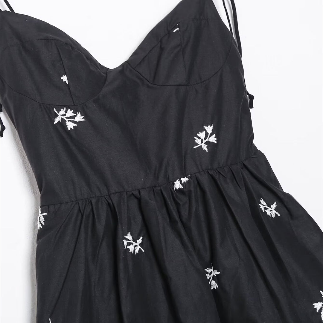 Damen Sommerkleid mit feinen Stickereien und verstellbaren Trägern EB