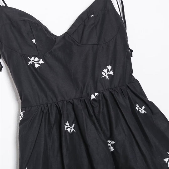 Damen Sommerkleid mit feinen Stickereien und verstellbaren Trägern EB