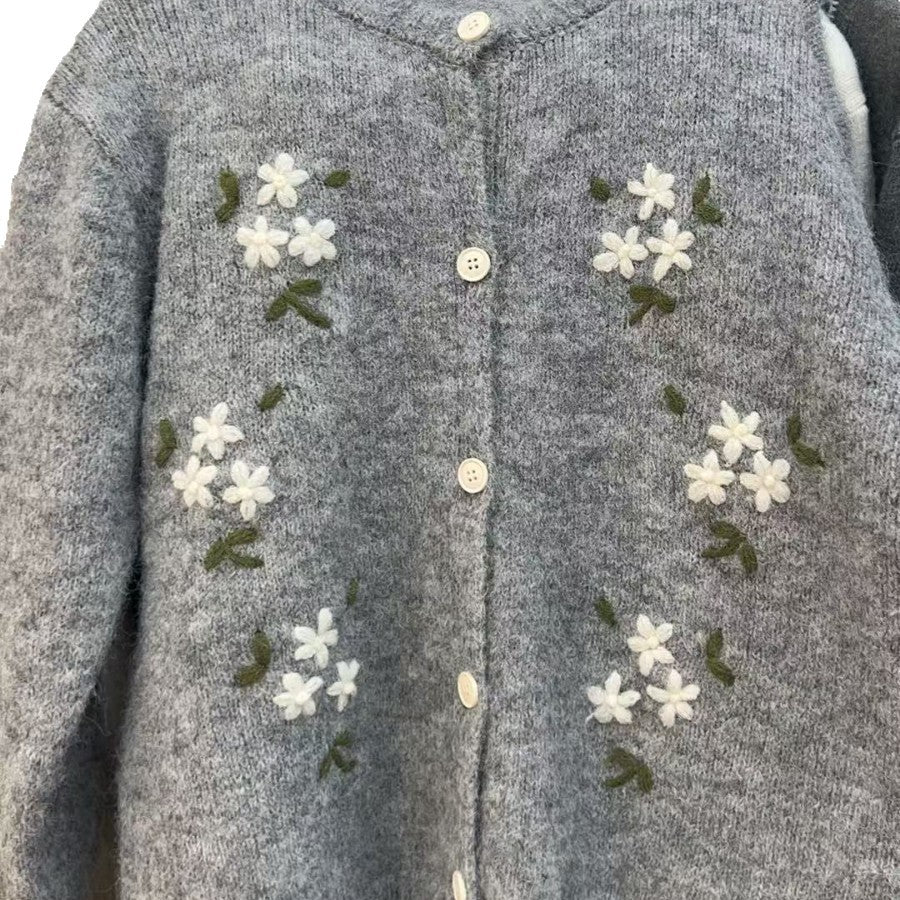 Damen gestrickter Cardigan mit floralen Stickereien EB