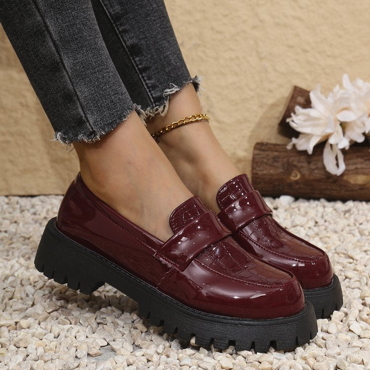 Damen  Lack-Loafer mit profilierter Traktorsohle, Krokoprägung und gepolstertem Komfortfußbett EB