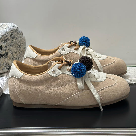 Damen Sportliche Sneaker mit dekorativen Pompons und flexiblem Schnürsystem EB