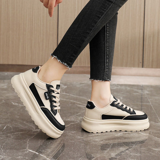 Damen Sportliche Plateau-Sneaker mit modischem Design und dämpfender Sohle EB