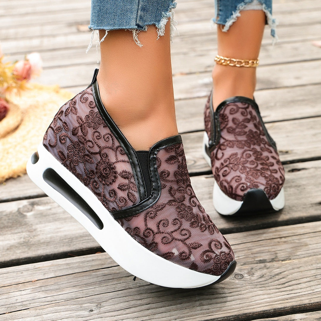 Damen Slip-On Sneakers mit romantischem Spitzen-Obermaterial EB