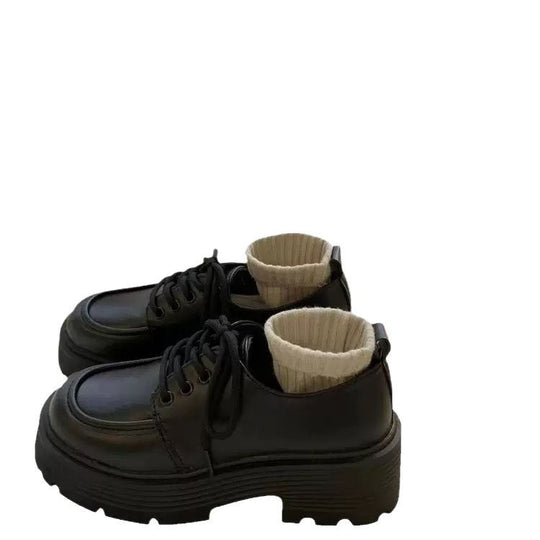 Damen Plateau-Sneaker mit eleganter Lackleder-Optik und kuscheligem Strickkragen EB
