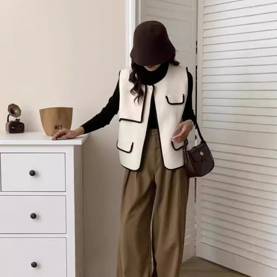 Damen Stilvolle Weste mit kontrastierenden Taschen und Knopfdetails EB