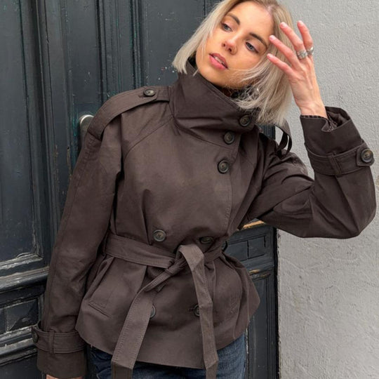 Damen nan kurztaillierte Trenchjacke mit hohem Stehkragen, doppeltreihiger Knopfleiste und taillierbarem Bindegürtel EB